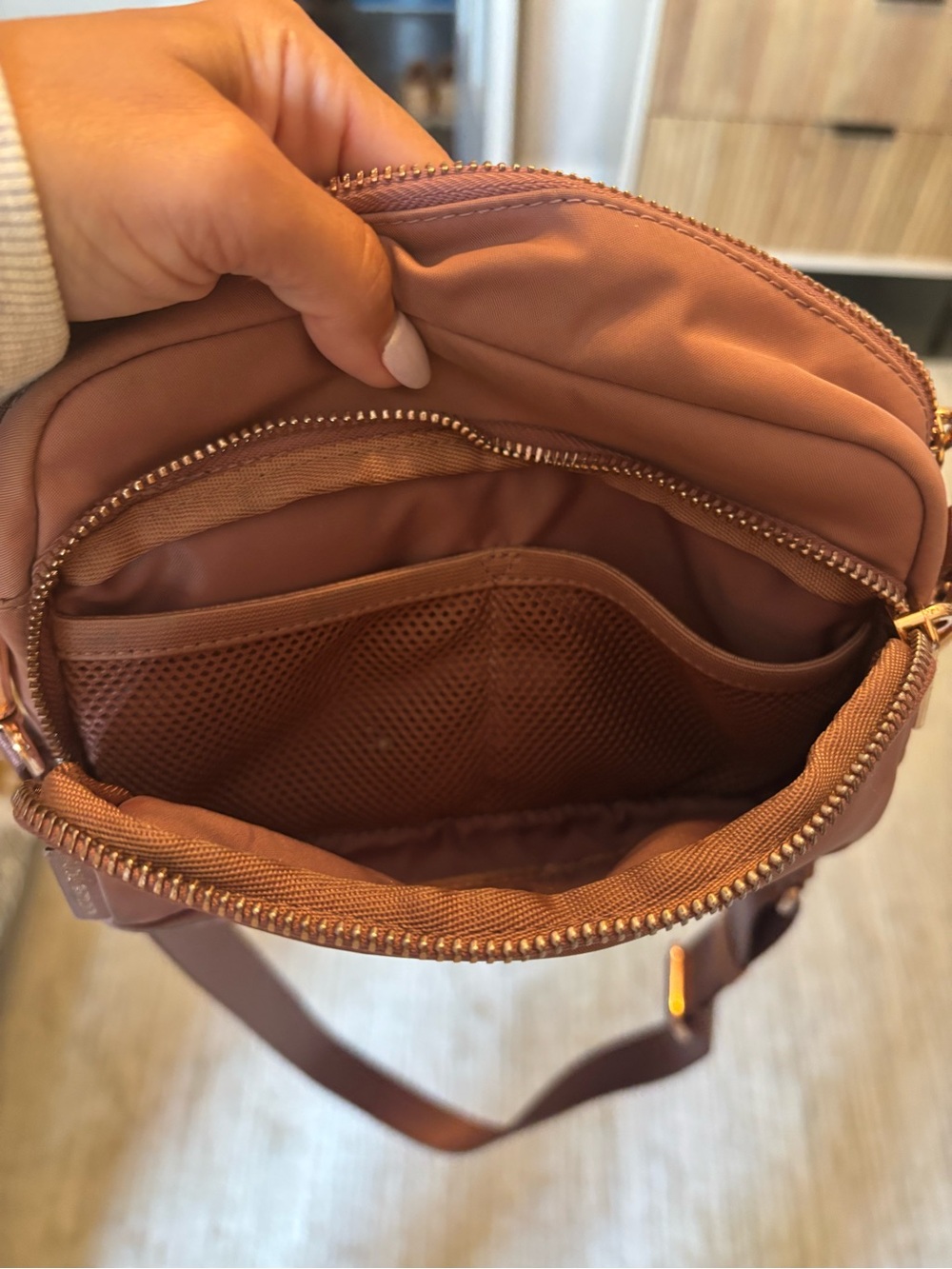 Lululemon Everyday Crossbody Bag Dusk / Rose Gold - Picture 3 of 4